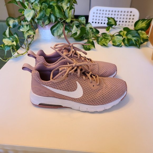 nike women's air max motion lw running shoes